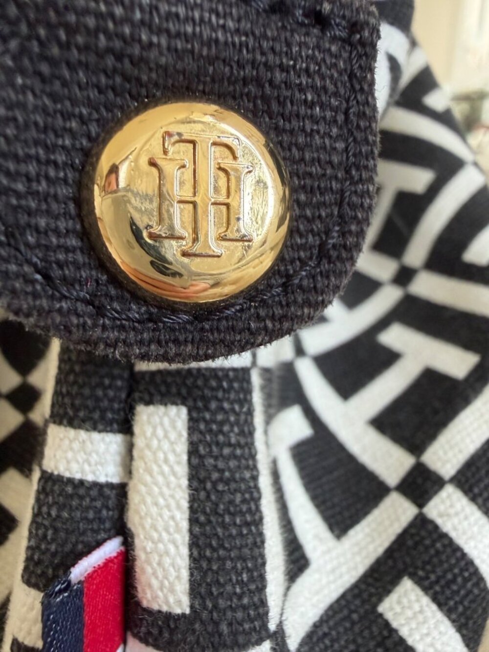 Tommy Hilfiger Black & White Monogram Tote Bag With Zip Closure - Picture 7 of 16